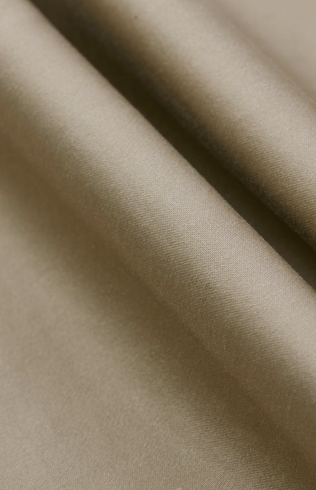 浅卡其色棉聚酯纤维混纺微弹休闲裤